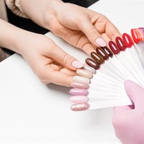 SPA manikiūras su ilgalaikiu geliniu lakavimu