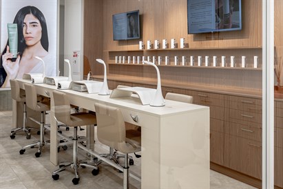 Manikiūras su ilgalaikiu lakavimu + masažas AKSOMINĖS RANKOS