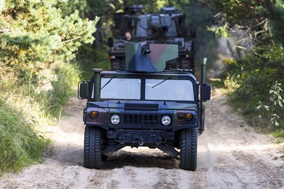 Vairuok karinį visureigį M1123