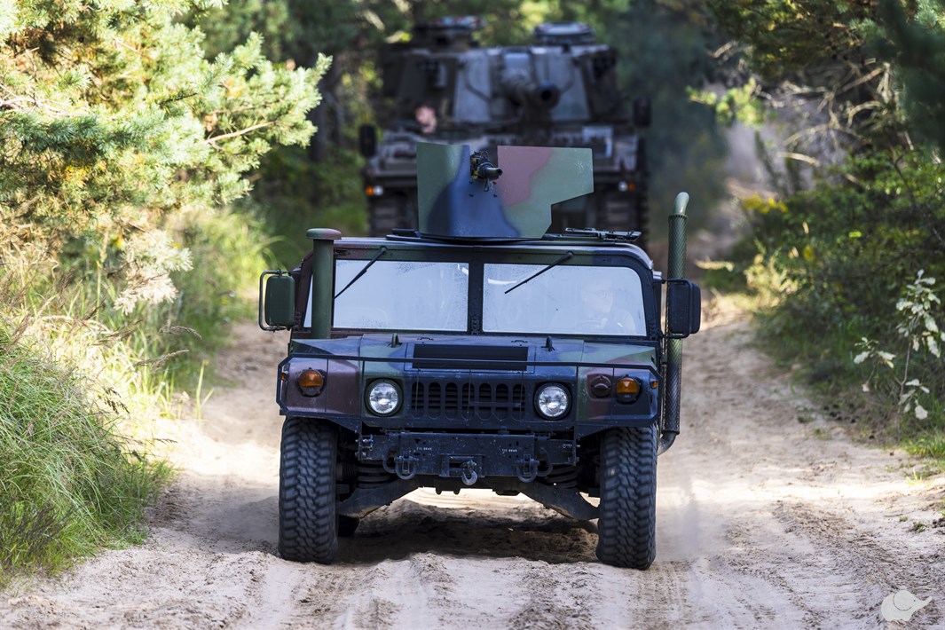 Vairuok karinį visureigį M1123