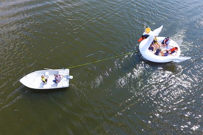 Plaukimas Kupiškio mariose milžiniška gulbe