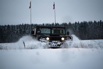 Vairuok agresyvųjį HUMMER H1 bekelėje