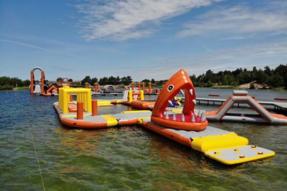 Pramogos vandens batutų parke dviem