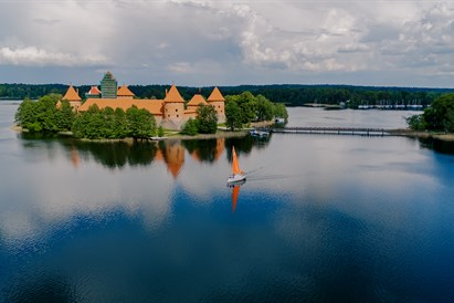 Plaukite jachta Trakuose