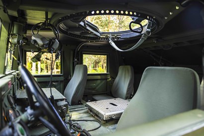 Vairuok karinį visureigį M1123