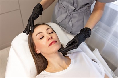 Stangrinamoji radijo dažnių procedūra veidui