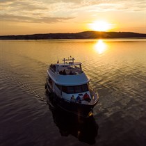 Saulėlydis plaukiant laivu Kuršių mariose