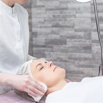 Pigmentaciją mažinanti veido procedūra HIKARI