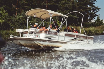 Plaukimas elektriniu katamaranu