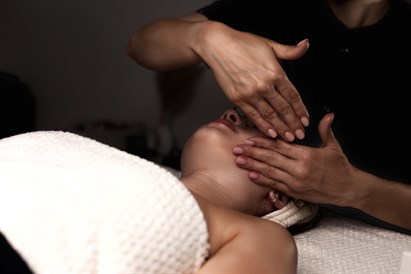 Veido odą jauninantis masažas