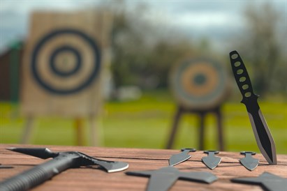 Kirvių ir peilių mėtymo pramoga