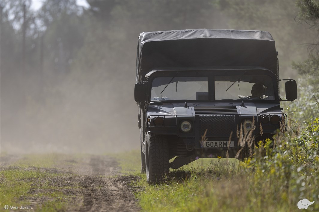 Vairuok karinį visureigį „Humvee M988“