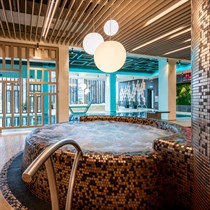 Šeimos poilsis baseino ir pirčių erdvėje