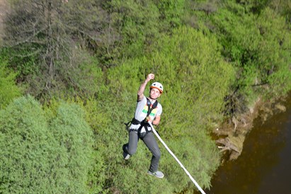 Šuolis su virve nuo Baltosios rožės tilto