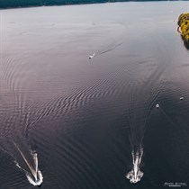 Plaukimas elektriniu katamaranu