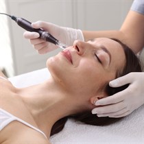 Mikroadatinė egzosomų terapija veidui