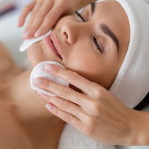 Maitinamoji ir drėkinamoji veido procedūra