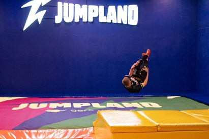 Apsilankykite batutų ir pramogų parke JUMPLAND