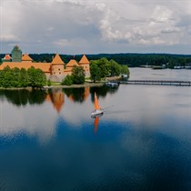 Plaukite jachta Trakuose