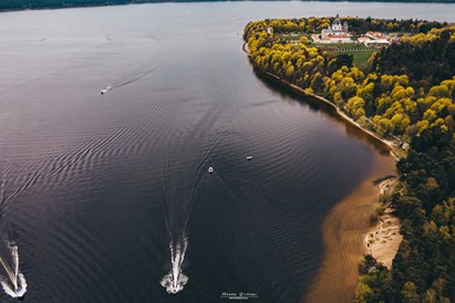 Plaukimas elektriniu katamaranu