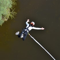 Šuolis su virve nuo Baltosios rožės tilto