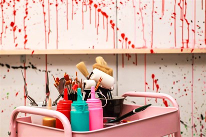 Emocijų ištaškymas spalvų kambaryje