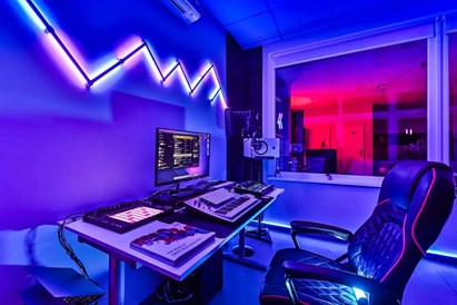 Mergvakaris arba bernvakaris DJ studijoje