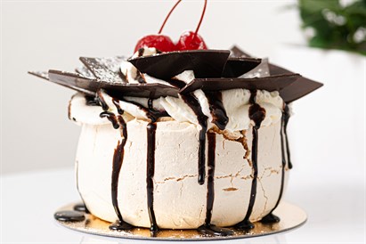 Šventinė arbatėlė su „Pavlova“ desertu