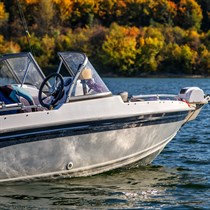 Vaizdingas plaukimas kateriu Galuonų ežere