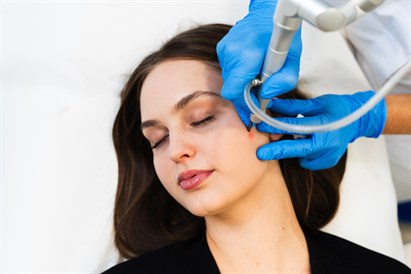 Veido procedūra su lazeriu „MultiTherapy“