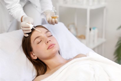 Veido procedūra su egzosomų koncentratu