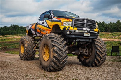 „Monster Truck“ vs „Monster Bus“ – išbandyk abu!