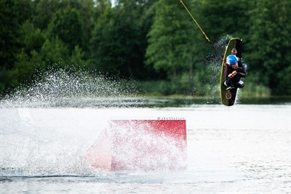 Čiuožkite vandenlente „Wake Inn“ parke