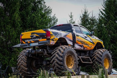 „Monster Truck“ vs „Monster Bus“ – išbandyk abu!