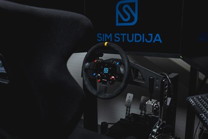 Vairavimas simuliatoriuje su instruktoriumi