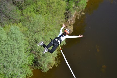 Šuolis su virve nuo Baltosios rožės tilto