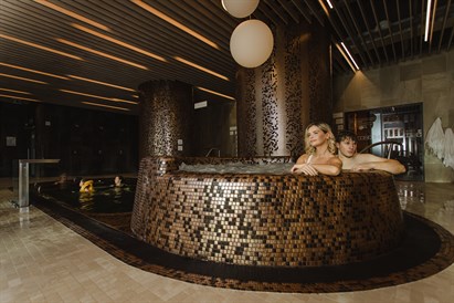 Šeimos poilsis baseino ir pirčių erdvėje