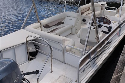 Plaukimas elektriniu katamaranu