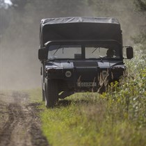 Vairuok karinį visureigį „Humvee M988“