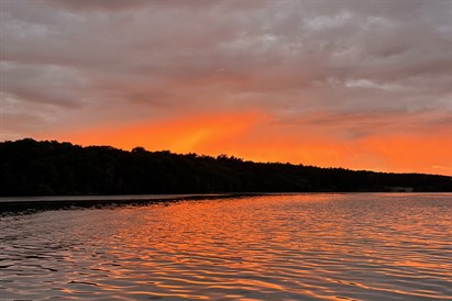 Saulės palydėjimas plaukiant jachta