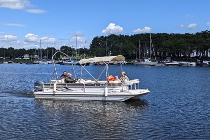 Plaukimas elektriniu katamaranu