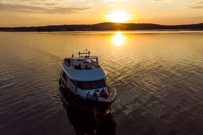 Saulėlydis plaukiant laivu Kuršių mariose