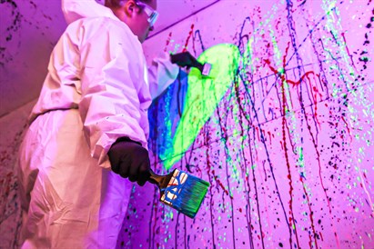 Emocijų ištaškymas spalvų kambaryje