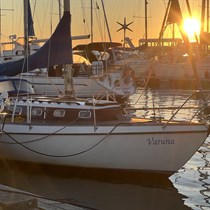 Nakvynė jachtoje + pasiplaukiojimas Nidoje