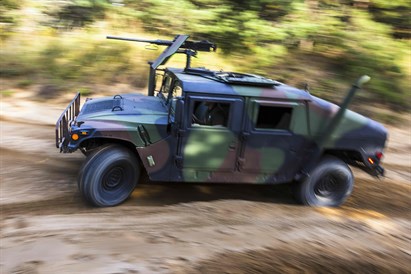 Vairuok karinį visureigį M1123