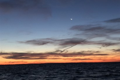 Saulės palydėjimas plaukiant jachta