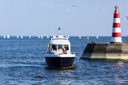 Plaukimas kateriu Kuršių mariose iš Nidos