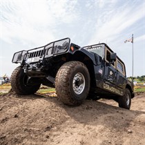 Vairuok agresyvųjį HUMMER H1 bekelėje