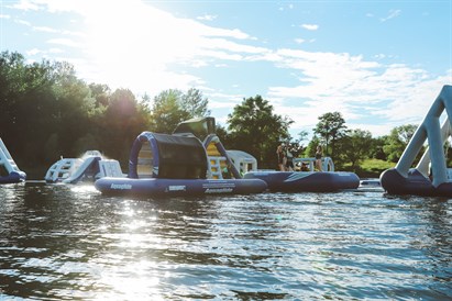 Pašėlusios pramogos vandens batutų parke