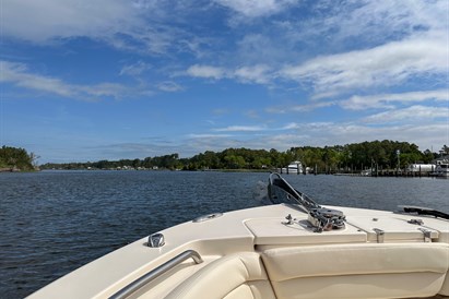 Vaizdingas plaukimas kateriu Galuonų ežere